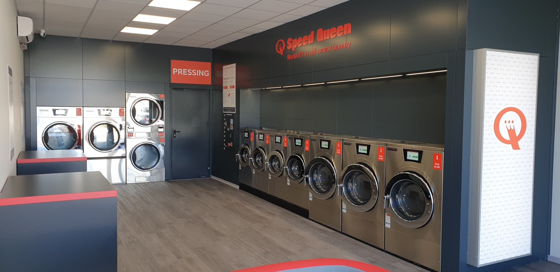 Intérieur de la laverie libre-service à Perpignan